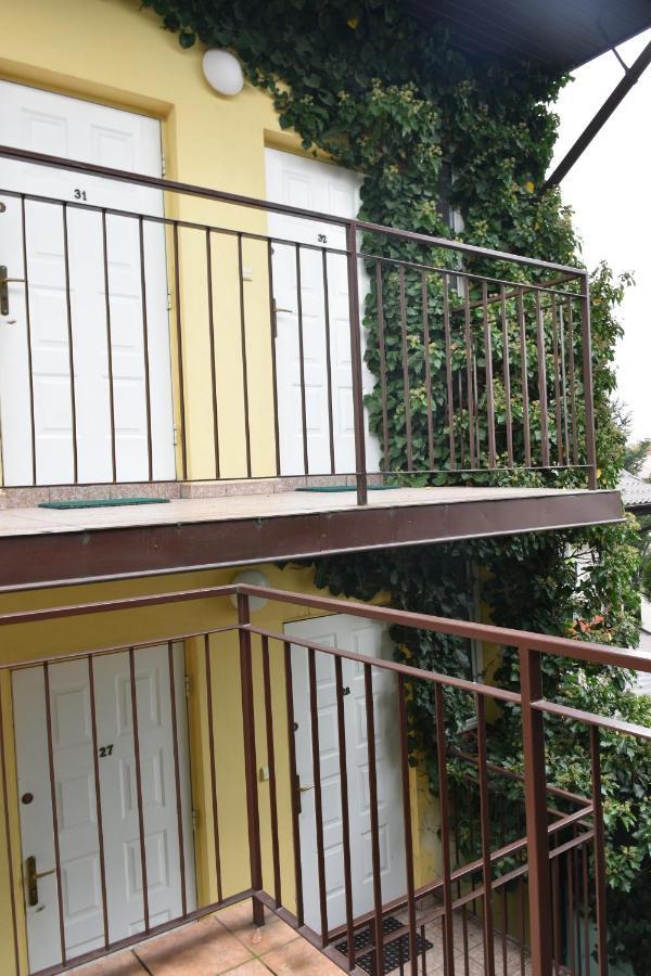 Hostel Malva Łomianki Екстериор снимка